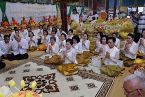 កឋិនទានដង្ហែមកវត្តខ្មែរក្រោមចំណាយថវិកាជាង ២លានដុល្លារ, សម្តេចកិត្តិព្រឹទ្ធបណ្ឌិត ចាត់ទុកកឋិនទាននេះ បង្ហាញថា រាជរដ្ឋាភិបាល និងប្រជាជនខ្មែរនៅកម្ពុជា និងខ្មែរនៅគ្រប់ទិសទី តែងនឹករឭកគ្នា និងតែងស្កាត់ជួបជុំគ្នាក្នុង​ឱកាស​ពិធីបុណ្យទាន