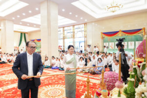 ឯកឧត្តមឧបនាយករដ្ឋមន្ត្រីប្រចាំការ វង្សី វិស្សុត និងលោកជំទាវ ព្រមទាំងថ្នាក់ដឹកនាំ និងមន្ត្រីរាជការនៃទីស្តីការគណៈរដ្ឋមន្ត្រី រៀបចំពិធីចម្រើនព្រះបរិត្ត ដើម្បីអបអរពិធីបុណ្យចូលឆ្នាំថ្មីប្រពៃណីជាតិខ្មែរ