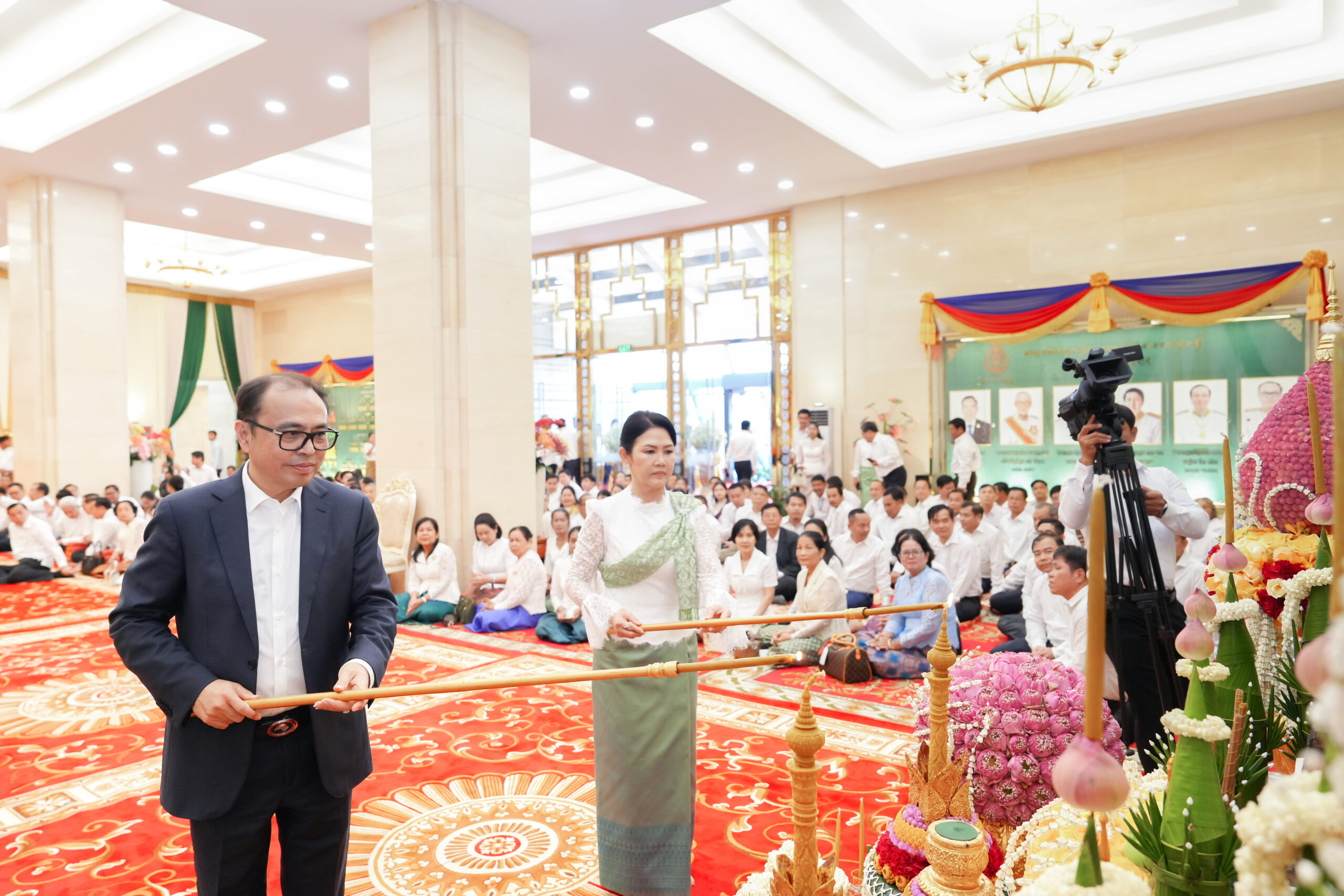 ឯកឧត្តមឧបនាយករដ្ឋមន្ត្រីប្រចាំការ វង្សី វិស្សុត និងលោកជំទាវ ព្រមទាំងថ្នាក់ដឹកនាំ និងមន្ត្រីរាជការនៃទីស្តីការគណៈរដ្ឋមន្ត្រី រៀបចំពិធីចម្រើនព្រះបរិត្ត ដើម្បីអបអរពិធីបុណ្យចូលឆ្នាំថ្មីប្រពៃណីជាតិខ្មែរ