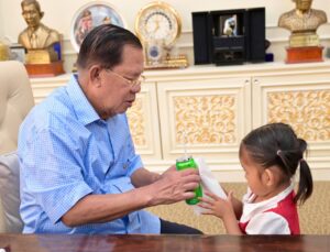 កុមារី ស៊ុន ស្រីតី (កុមារីលក់ផ្កា) បានជួបលោកតាសម្ដេចតេជោ ហើយ