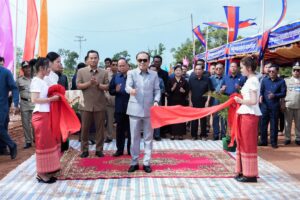ឧបនាយករដ្ឋមន្ត្រីប្រចាំការ វង្សី វិស្សុត សម្ពោធដាក់ឱ្យប្រើប្រាស់ផ្លូវក្រាលក្រួសក្រហមប្រវែងជាង ២១គ.ម. ក្នុងខេត្តកំពង់ធំដែលជាអំណោយ សម្តេចធិបតី ហ៊ុន ម៉ាណែត និងលោកជំទាវបណ្ឌិត