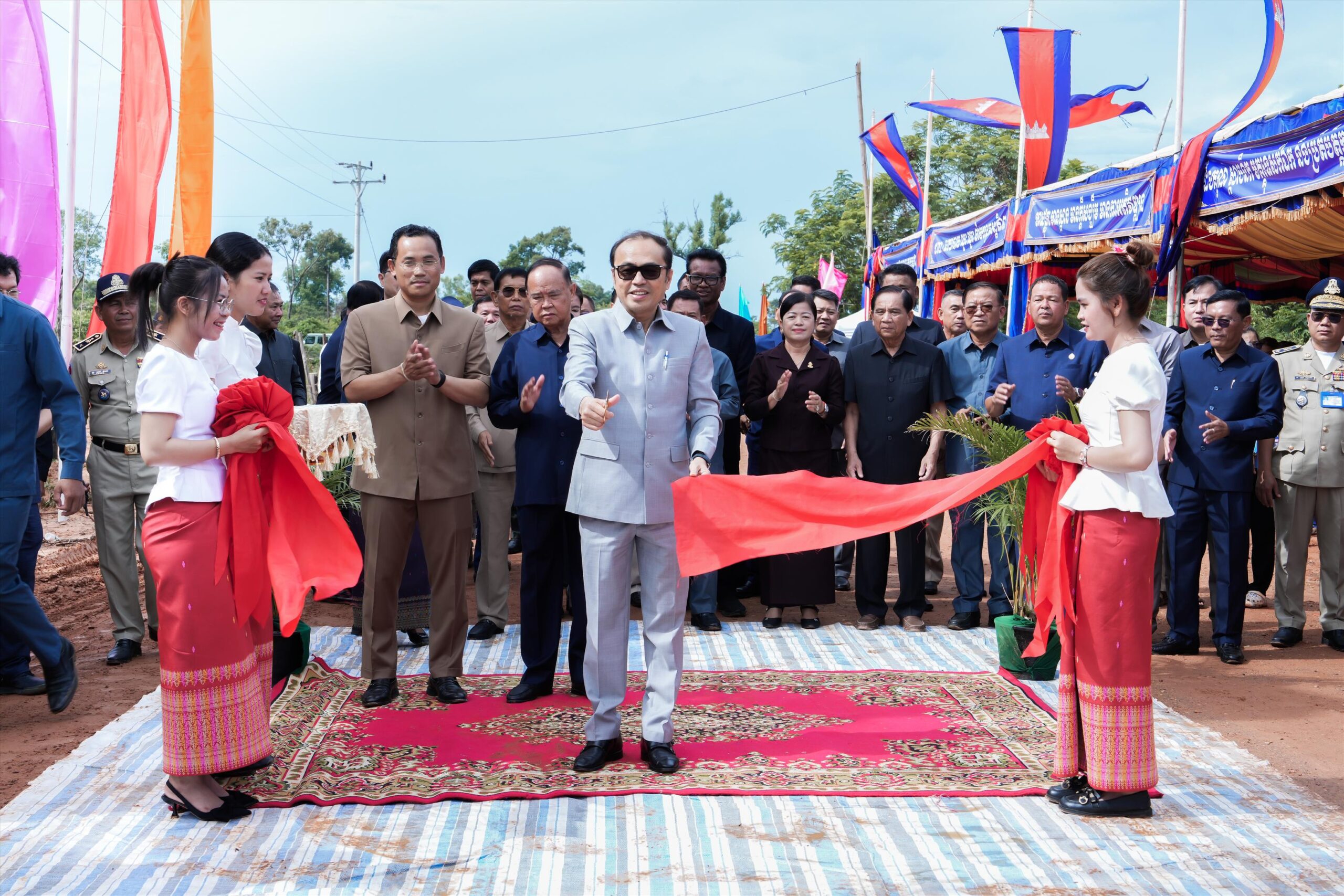ឧបនាយករដ្ឋមន្ត្រីប្រចាំការ វង្សី វិស្សុត សម្ពោធដាក់ឱ្យប្រើប្រាស់ផ្លូវក្រាលក្រួសក្រហមប្រវែងជាង ២១គ.ម. ក្នុងខេត្តកំពង់ធំដែលជាអំណោយ សម្តេចធិបតី ហ៊ុន ម៉ាណែត និងលោកជំទាវបណ្ឌិត