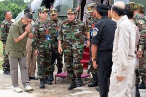 សម្តេចតេជោ នាយឧត្តមសេនីយ៍ផុតលេខផ្កាយមាស៥ ហ៊ុន សែន អញ្ជើញចុះសុខទុក្ខ និងពិនិត្យស្ថានភាពទ័ព ឈរជើងការពារទឹកដីដ៏អង់អាចក្លាហាន