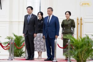 Prime Ministers of Cambodia and Singapore to Further Deepen  Long-Standing Relations and Close Cooperation