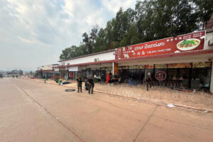 Thai troops forced to re-lay razor wire after Chinese shop owners remove barriers