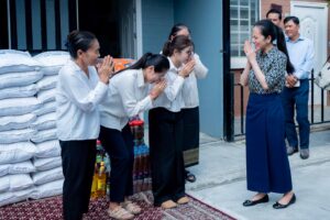 លោកជំទាវបណ្ឌិត ពេជ ចន្ទមុន្នី ហ៊ុនម៉ាណែត បន្តអញ្ជើញប្រគល់ផ្ទះថ្មី ជូនដល់ក្រុមគ្រួសាររបស់វីរកងទ័ពនិងវីរនគរបាលជាតិដែលបានពលីក្នុងសមរភូមិជួរមុខ