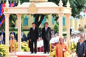 សម្ដេចតេជោ ហ៊ុន សែន អញ្ជើញជាព្រះរាជតំណាងដ៏ខ្ពង់ខ្ពស់ព្រះមហាក្សត្រ ទទួលបដិសណ្ឋារកិច្ចស្វាគមន៍ អគ្គលេខាធិការបក្សប្រជាជនបដិវត្តន៍ឡាវ និងជាប្រធានរដ្ឋឡាវ