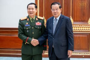 Hun Sen meets Lao Deputy Defence Minister to strengthen military cooperation