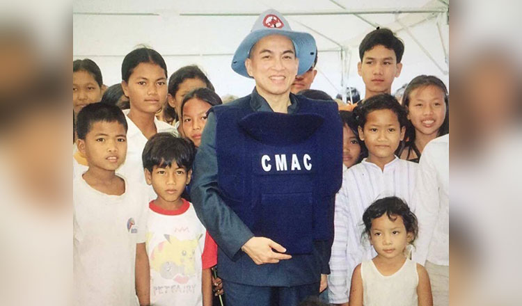 King Sihamoni urges international aid to finish Cambodia’s demining mission