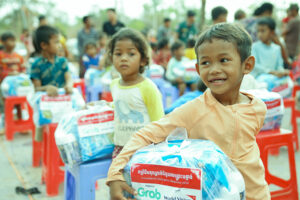 ក្រុមគ្រួសារ​ជនភៀសសឹក រួមទាំងកុមារ ស្ដ្រីមាន​ផ្ទៃពោះ​នៅព្រះវិហារ​គាំទ្រ​សុខភាព និង​អាហារូបត្ថម្ភ