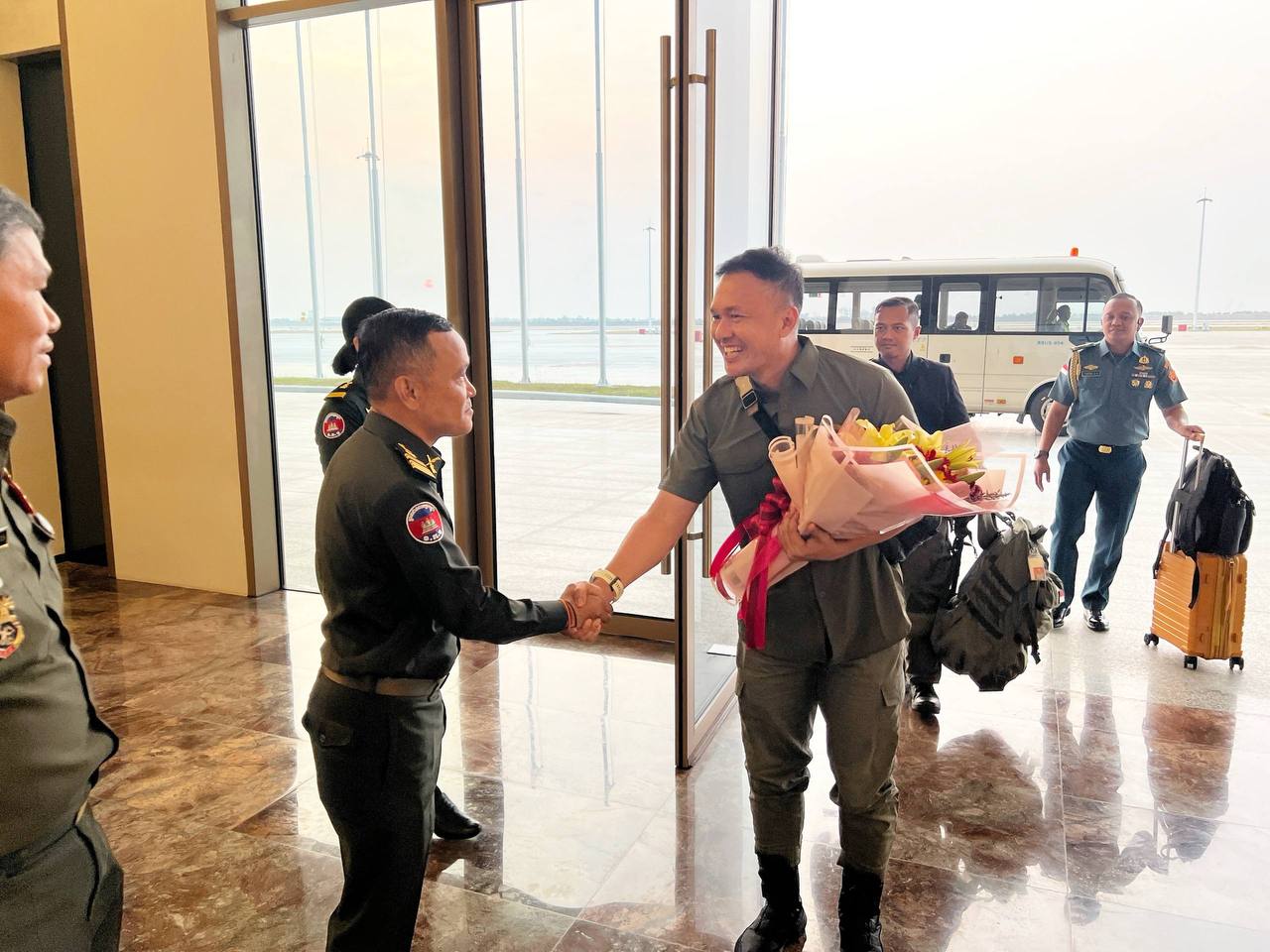 សេចក្តីប្រកាសព័ត៌មាន | នាយទាហានបន្តវេនចំនួន ២រូប របស់ប្រទេសឥណ្ឌូនេស៊ី មកដល់កម្ពុជា ដើម្បីចូលរួមជាមួយ AOT