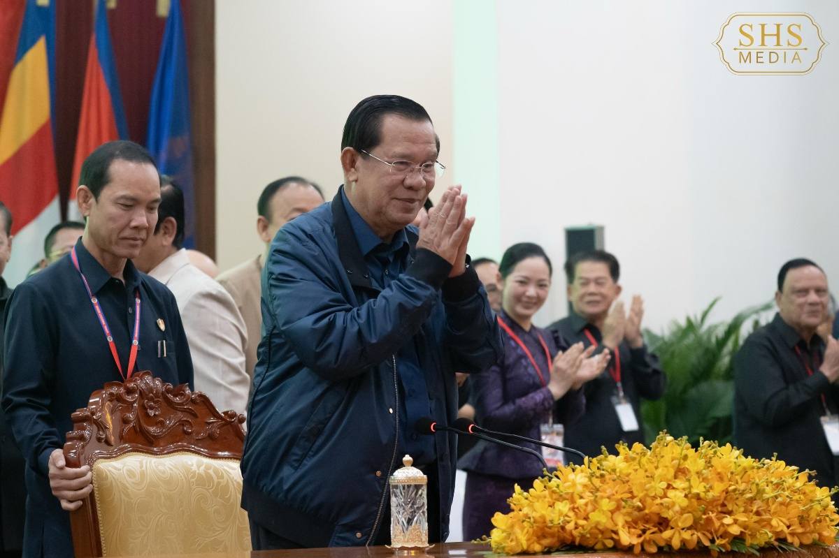 សម្តេច ហ៊ុន សែន អញ្ជើញ ជួបសំណេះសំណាលជាមួយក្រុមប្រឹក្សាខេត្ត ក្រុង ស្រុក ឃុំ សង្កាត់ និងថ្នាក់ដឹកនាំមន្ទីរអង្គភាពនានាជុំវិញខេត្ត កំពង់ចាម