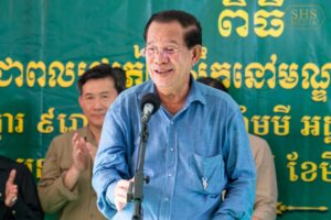 សម្តេចតេជោ ហ៊ុន សែន អញ្ជើញចុះសួរសុខទុក្ខ និងជួបសំណេះសំណាលជាមួយប្រជាពលរដ្ឋភៀសសឹកនៅមណ្ឌលបណ្តោះអាសន្ន ខេត្តបន្ទាយមានជ័យ