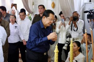 សម្តេចតេជោ ហ៊ុន សែន អញ្ជើញអុជធូបគោរពវិញ្ញាណក្ខន្ធសពម្តាយ លោក កឹម សុខា