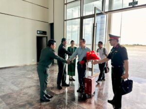 នាយទាហានប្តូរវេនចំនួនពីររូបរបស់ប្រទេសវៀតណាម អញ្ជើញមកដល់កម្ពុជា ដើម្បីចូលរួមជាមួយក្រុមអ្នកសង្កេតការណ៍អាស៊ាន (AOT) ប្រចាំព្រះរាជាណាចក្រកម្ពុជា