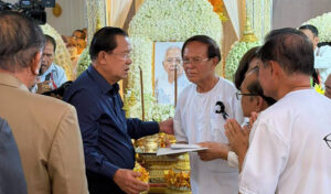 Hun Sen pays respects to Kem Sokha’s late mother in Phnom Penh