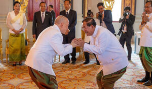 ព្រះមហាក្សត្រ​កោតសរសើរ​ការ​ដឹកនាំ​និង​ស្នាដៃ​របស់​លោក ហ៊ុន សែន