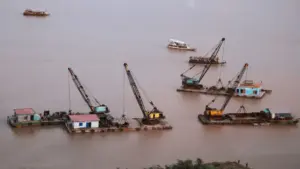 Hun Manet instructs halt to sand dredging near erosion sites, orders inspections