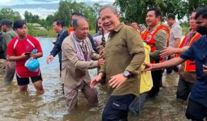 លោកនាយក​រដ្ឋមន្ត្រី​ចុះពិនិត្យ​តំបន់​រងគ្រោះ​ដោយ​ទឹកជំនន់ ខណៈ​ប្រជាពលរដ្ឋ​រាប់ពាន់​គ្រួសារ​ត្រូវ​បាន​ជម្លៀស​ទៅ​កាន់​ទី​សុវត្ថិភាព